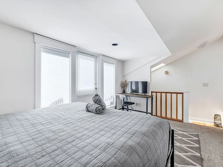 1410 Mansfield St — Photo 10