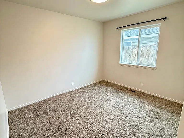 1009 S Date St — Photo 9
