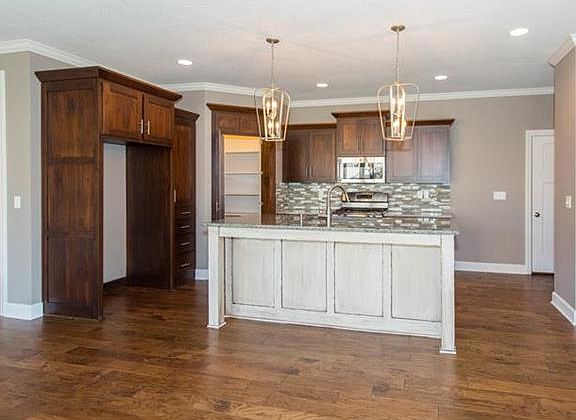 5th image of 318 SE Highland Park Dr
