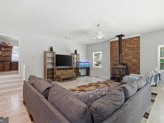 4th image of 313 Pratten Dr