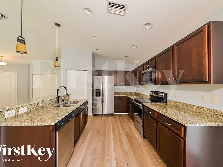 92 Stanford Rd — Photo 8