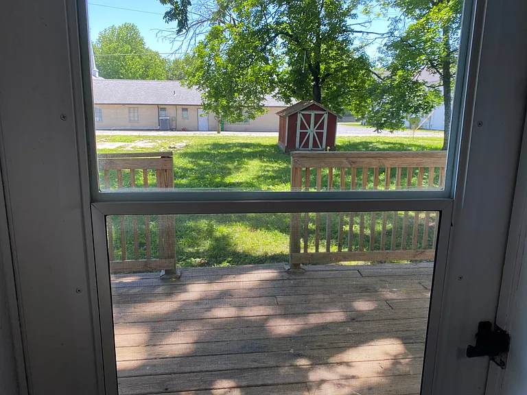 208 E Maiden Ln — Photo 28