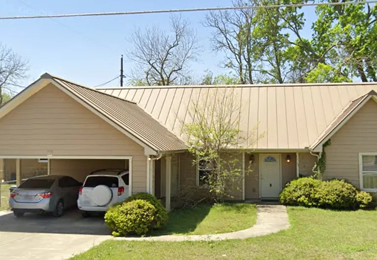 1411 Owens St — Photo 1