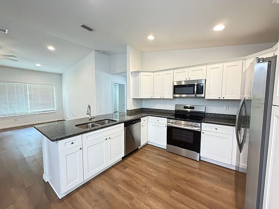 5th image of 85 Maple Dr