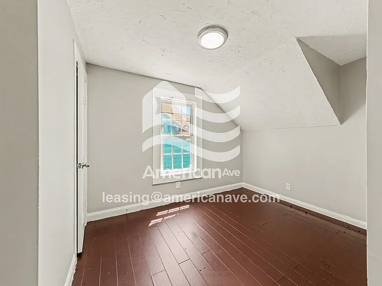 1067930_011_bedroom_11.jpg