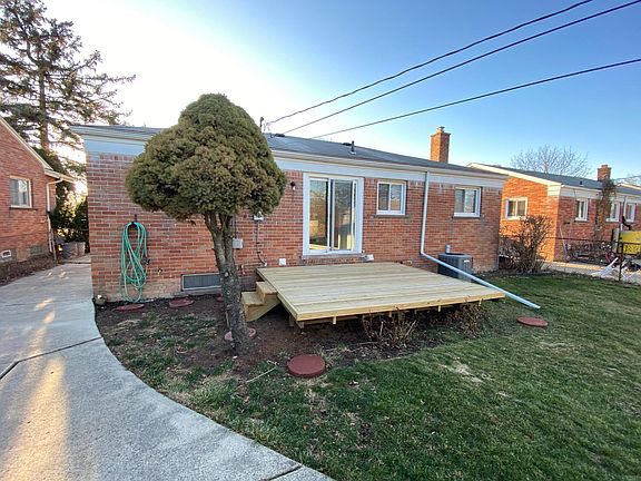 3rd image of 984 Deering St