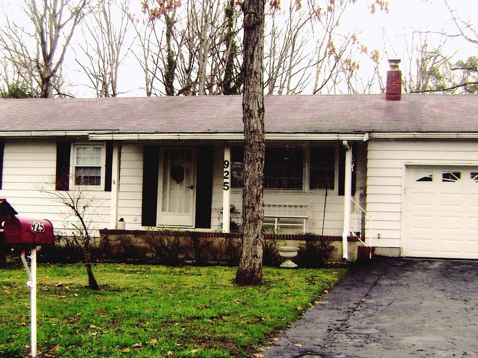 2nd image of 925 Hill Ln