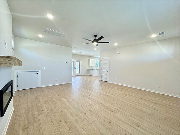 4th image of 2669 Relaxation Ave