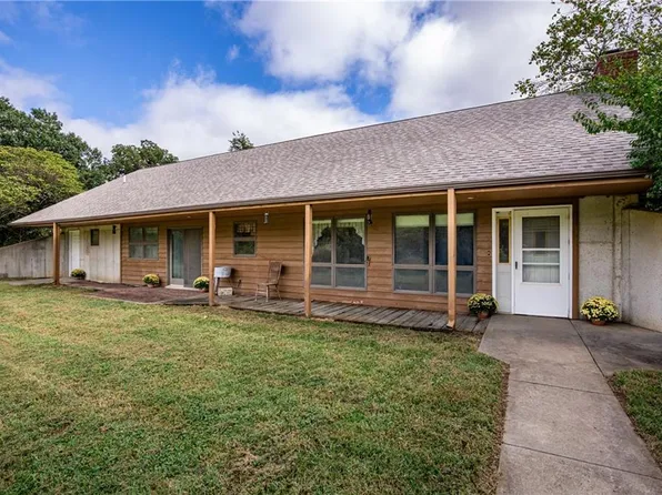 1593 Rock Creek Rd, Ottawa, KS 66067