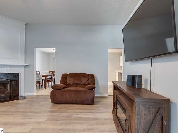 3rd image of 51 Brockmore Dr