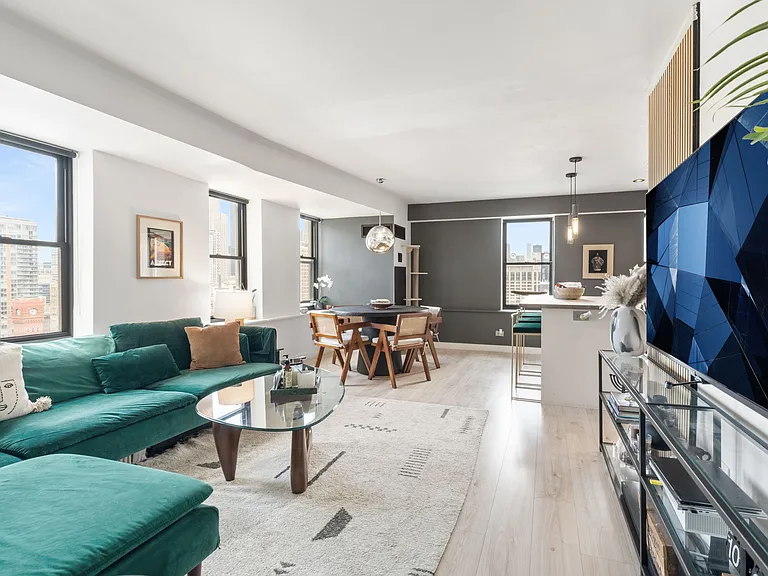40 E 9th St #1612 — Photo 2