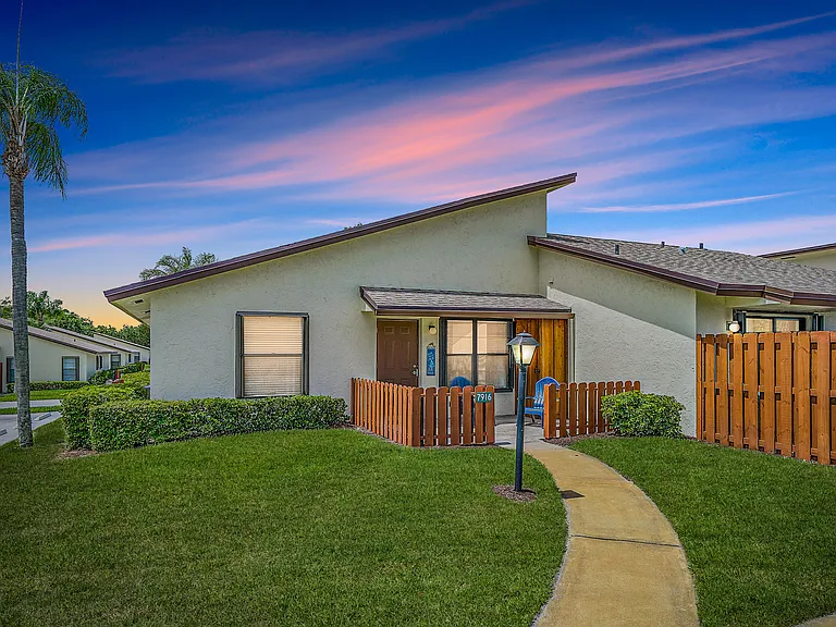 7916 SE Villa Cir — Photo 1