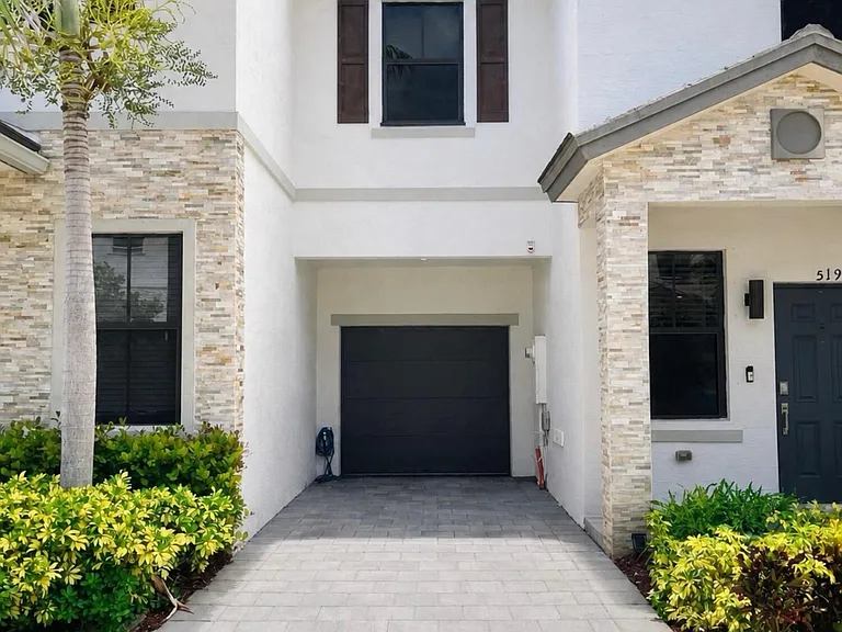 519 SW 19th Ter — Photo 38