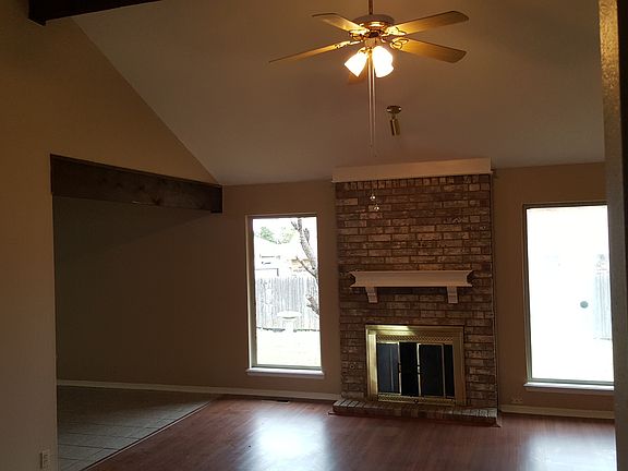 Fireplace & vaulted ceiling