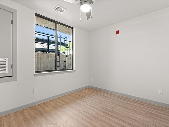 5th image of 1127 Alderson Ave #105