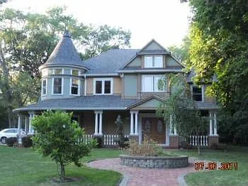 100 E Clarendon St photo 1