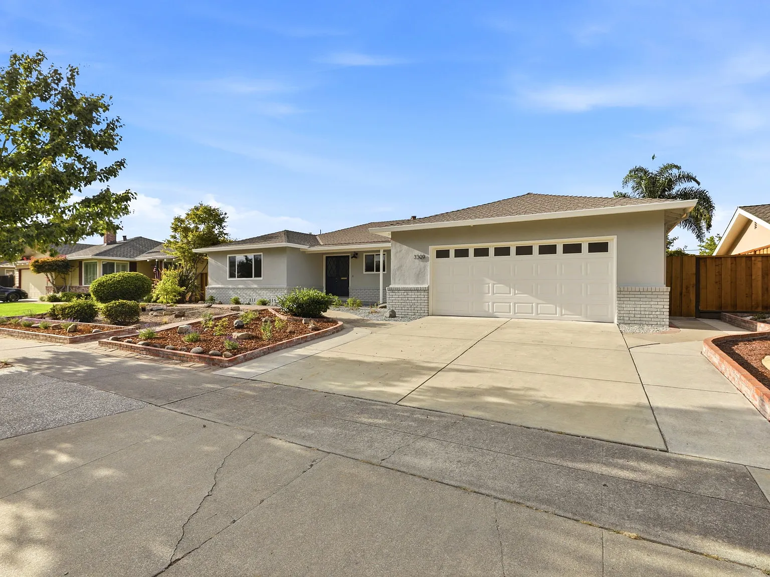 3 bed, 2.5 bath, 1853 sqft, $5,700 — Photo 2