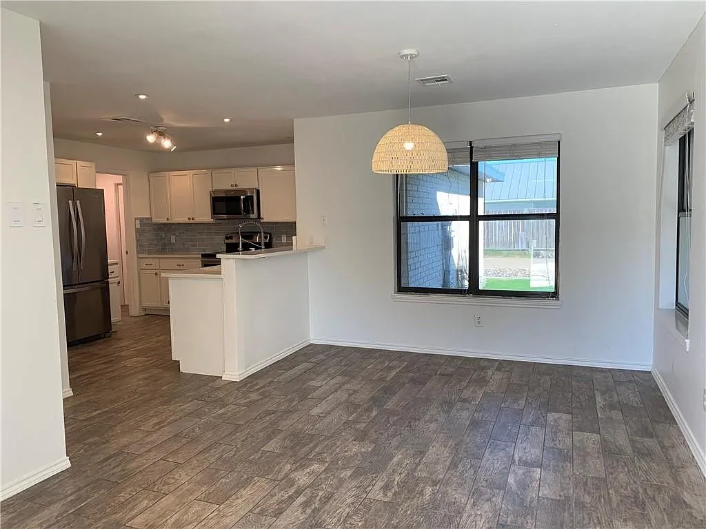 3 bed, 2.5 bath, 1687 sqft, $2,950 — Photo 2