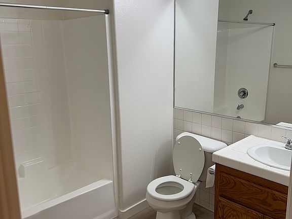 4th image of 16751 Victory Blvd APT D