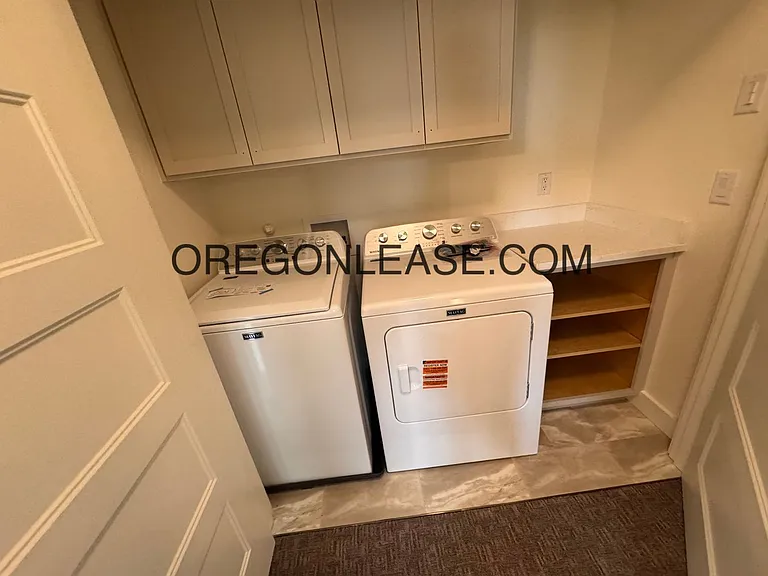 Brand new 3 bedroom 2.5 bath Coburg townhome — Photo 8