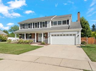 316 Yorkshire Dr, Mundelein, IL 60060