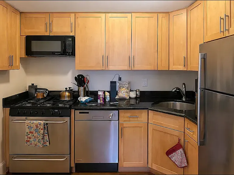 560 Hudson St #4B — Photo 2
