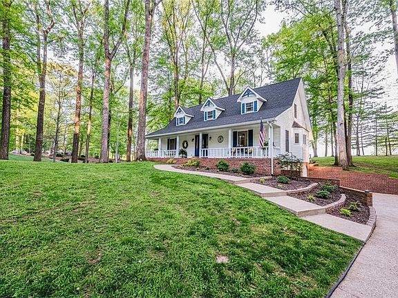 3rd image of 260 Mooreborough Dr