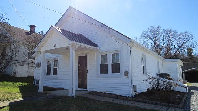 225 Ruth St