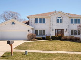 9033 Wachter Ln, Hickory Hills, IL 60457