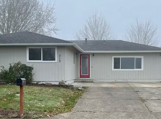 315 S 9th St, Harrisburg, OR 97446