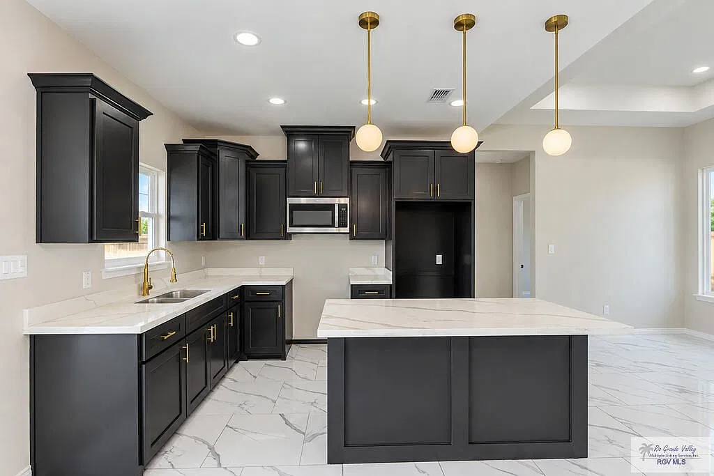 3 bed, 2.0 bath, 1183 sqft, $1,700 — Photo 2