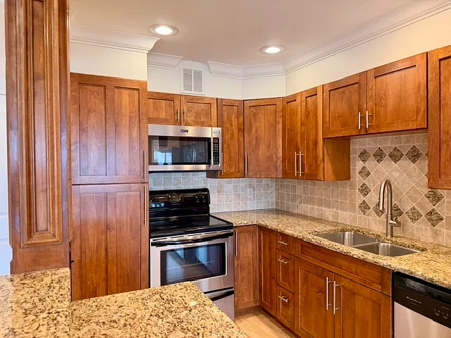 4545 Wornall Rd — Photo 2