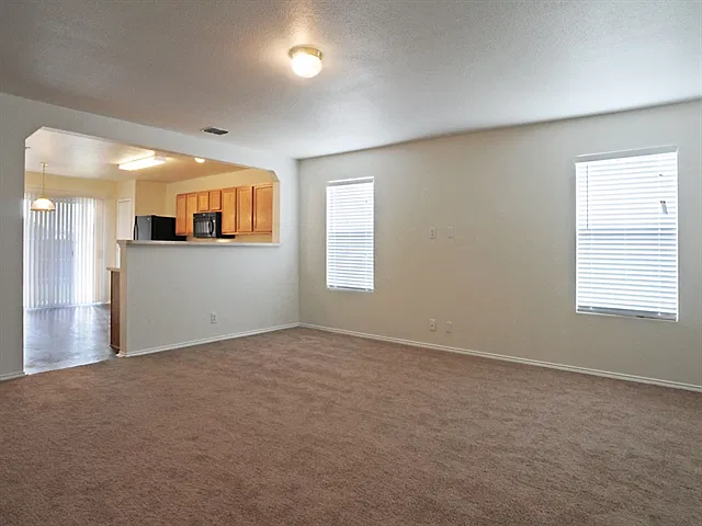 4 bed, 2.5 bath, 2104 sqft, $1,870 — Photo 4