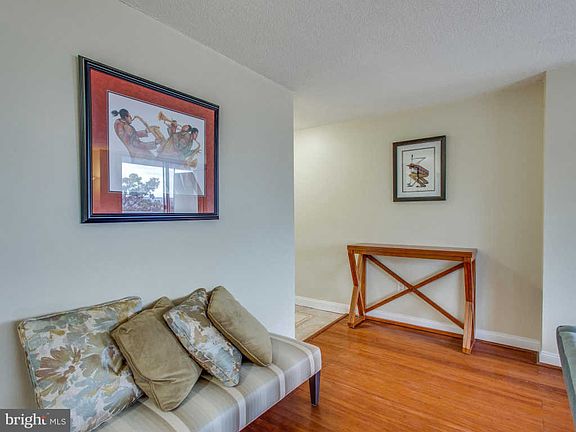 3rd image of 2059 Huntington Ave APT 405