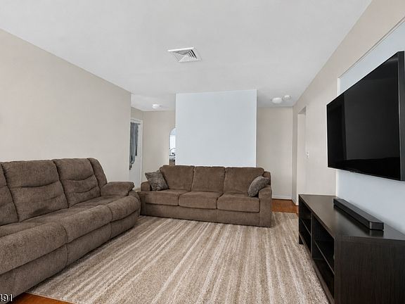 3rd image of 13 Evergreen Dr