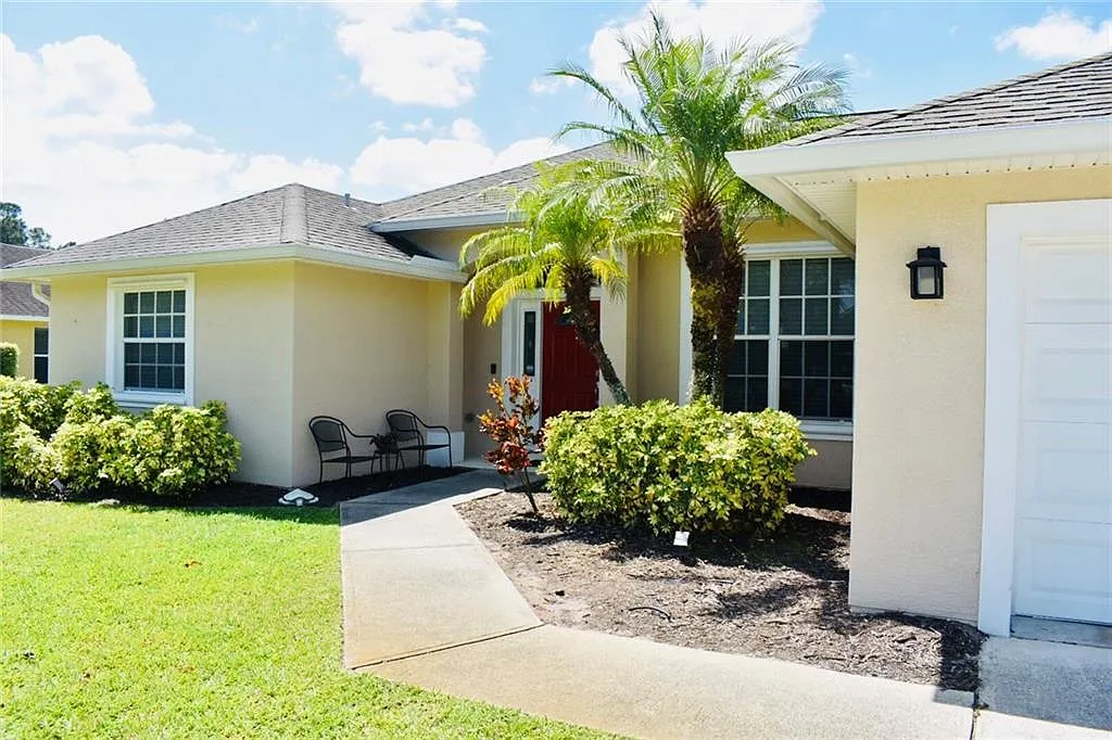 3 bed, 2.0 bath, 1701 sqft, $2,350 — Photo 2