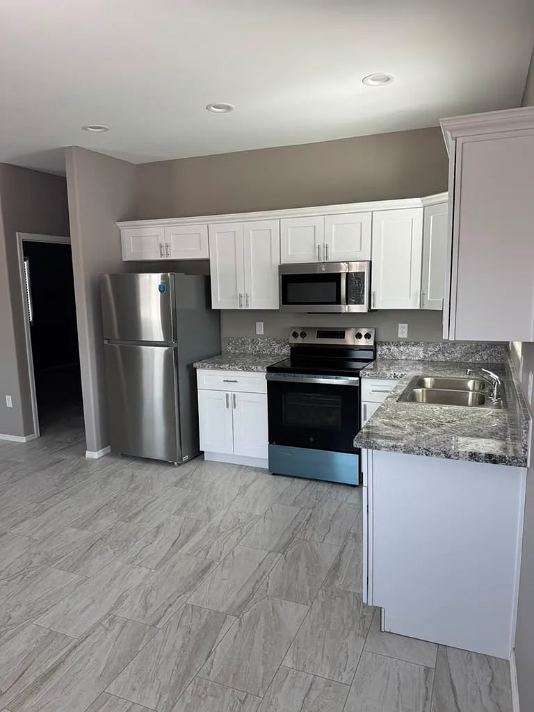 3 bed, 1079 sqft, $1,699 — Photo 2