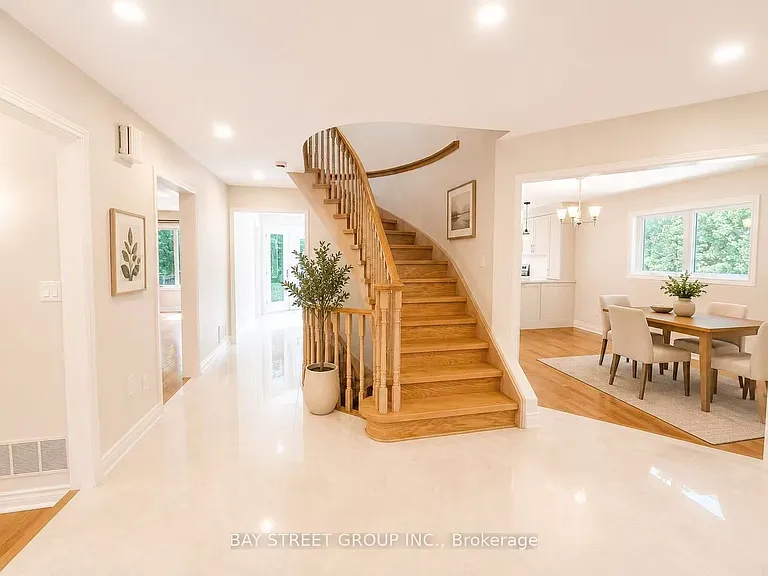 1054 Chateau Ct — Photo 3