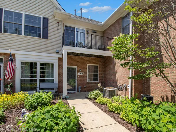 1018 Shiawassee Cir, Howell, MI 48843
