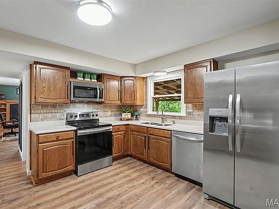 2nd image of 34 Oakwood Ln