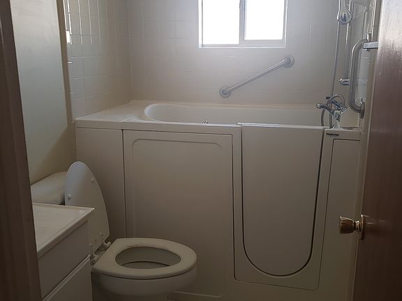 2nd image of 906 Bradford Cir