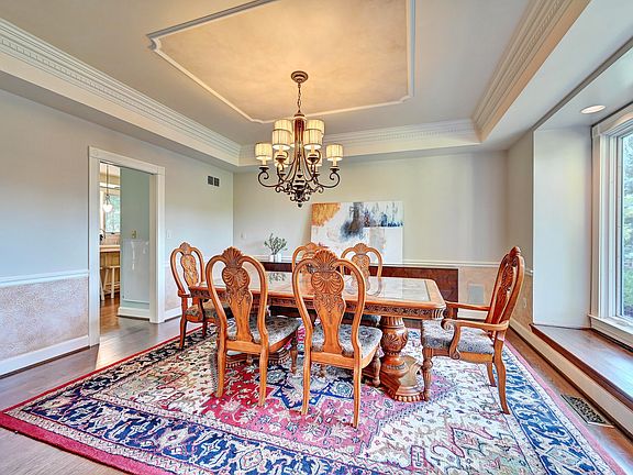 5th image of 906 Squire Hill Ct