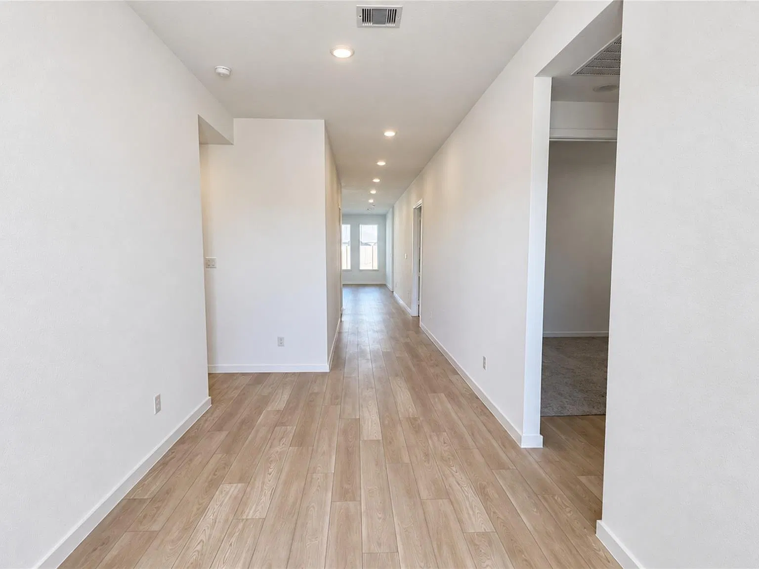 4 bed, 3.0 bath, 2743 sqft, $3,000 — Photo 4
