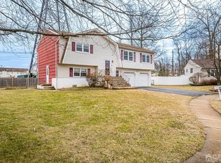 89 Stratford Cir, Edison, NJ