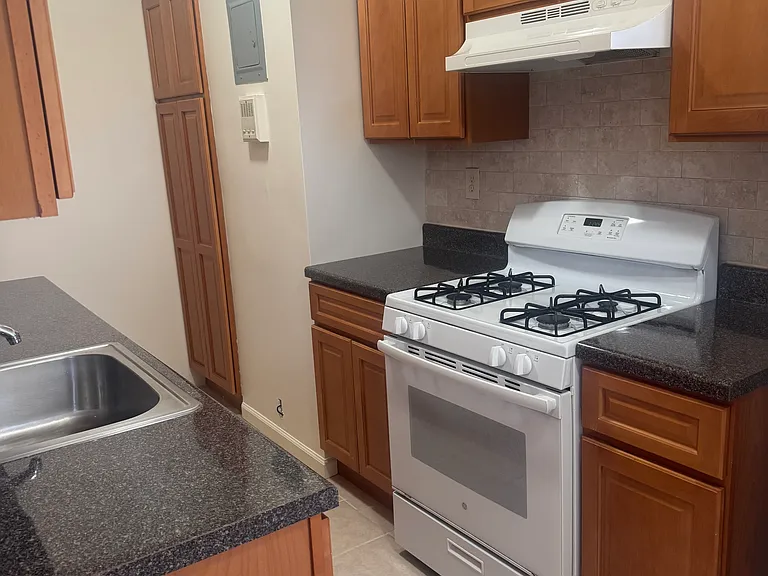 1 Bedroom Apartment — Photo 3