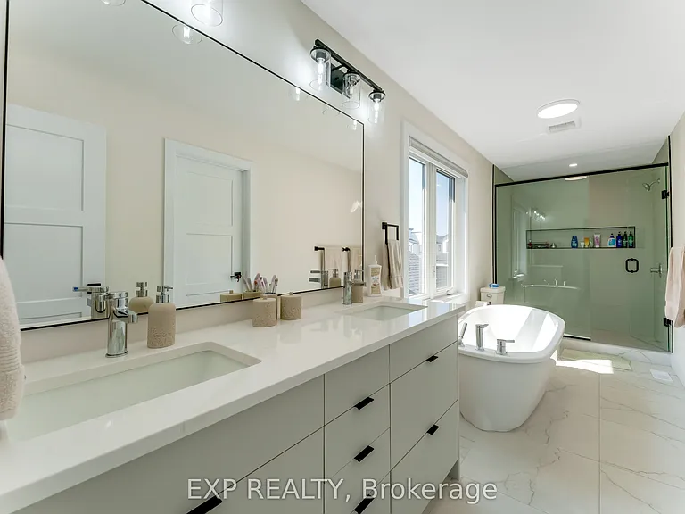 266 Hesselman Cres — Photo 40