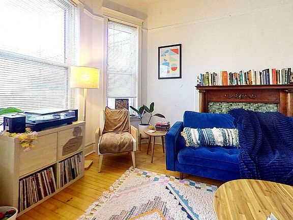 3rd image of 1015 W School St #1