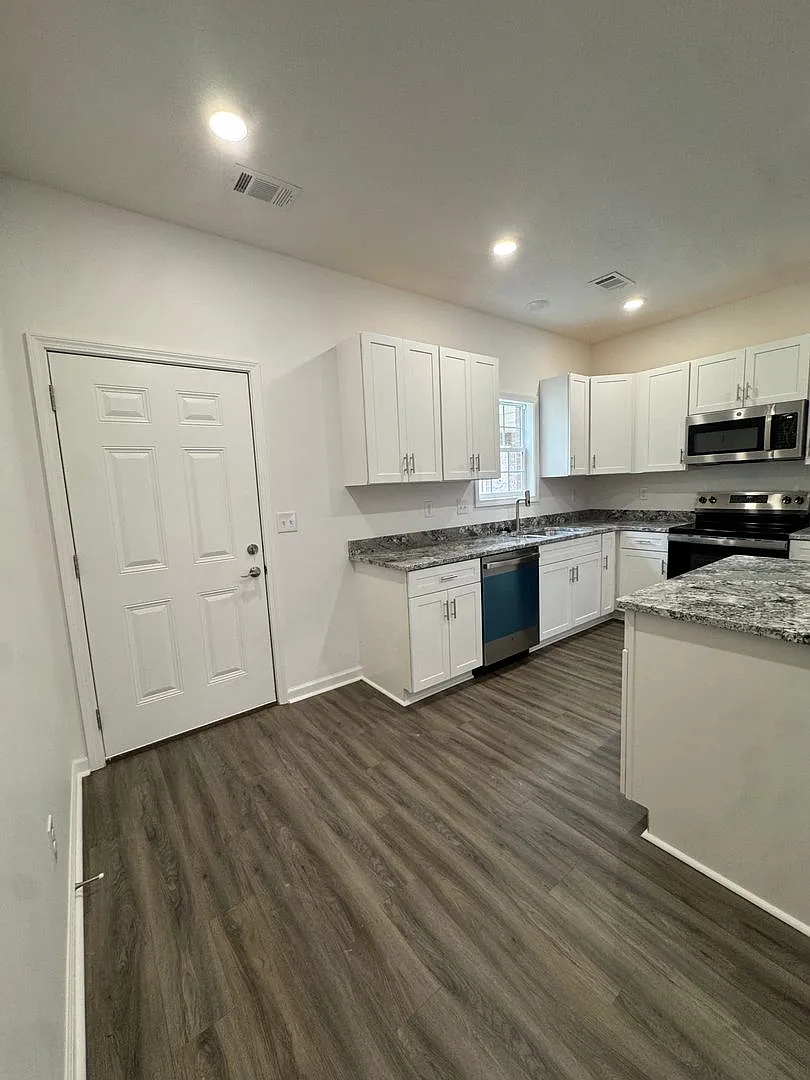 Brand New 3 Bed / 2 Bath Available Now! — Photo 3