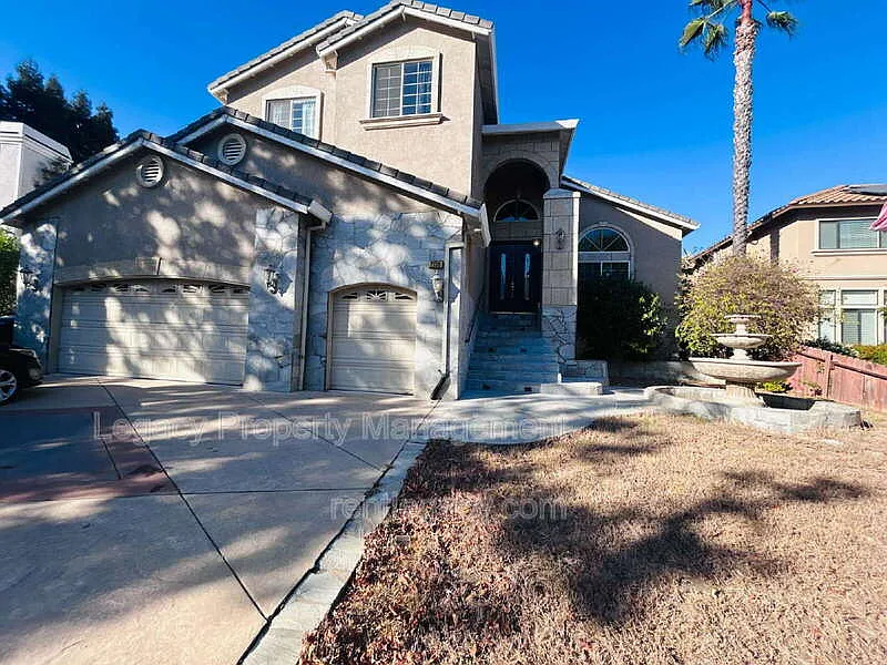 6 bed, 3.0 bath, 3189 sqft, $3,995 — Photo 2