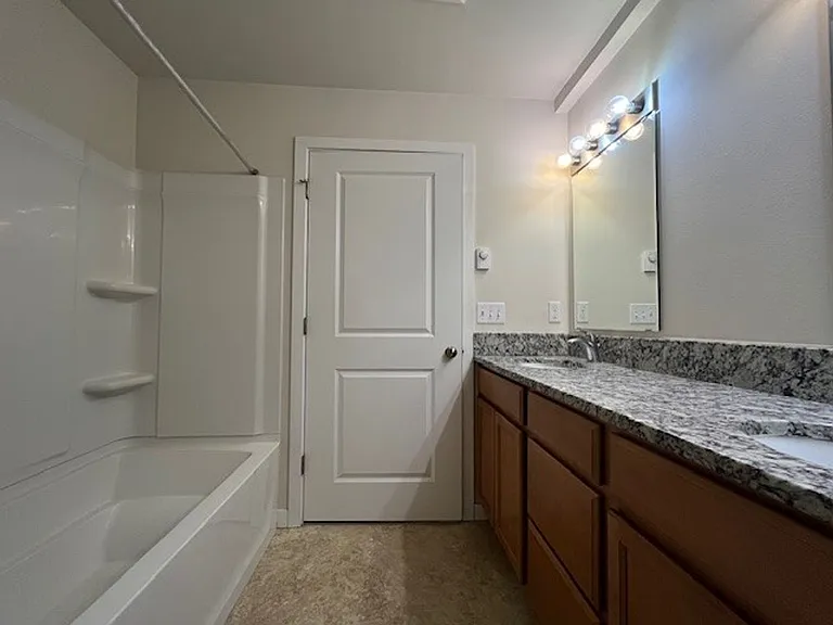 Modern 3 bedroom Townhomes with Garage — Photo 10